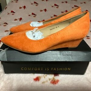 Ladies IDIFU Size 6 orange suede heels 1 1/2 inch wedge heel NIB